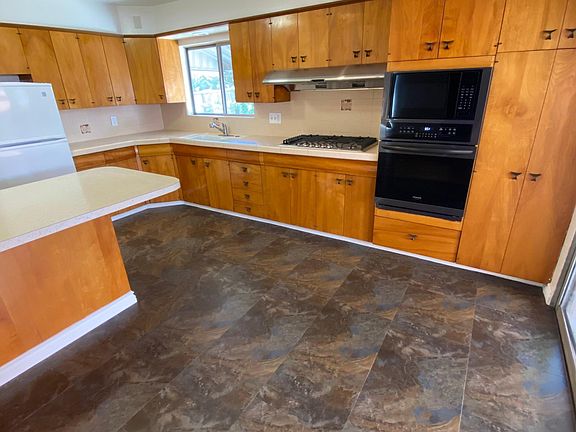 3rd image of 3579 Veteran Ave