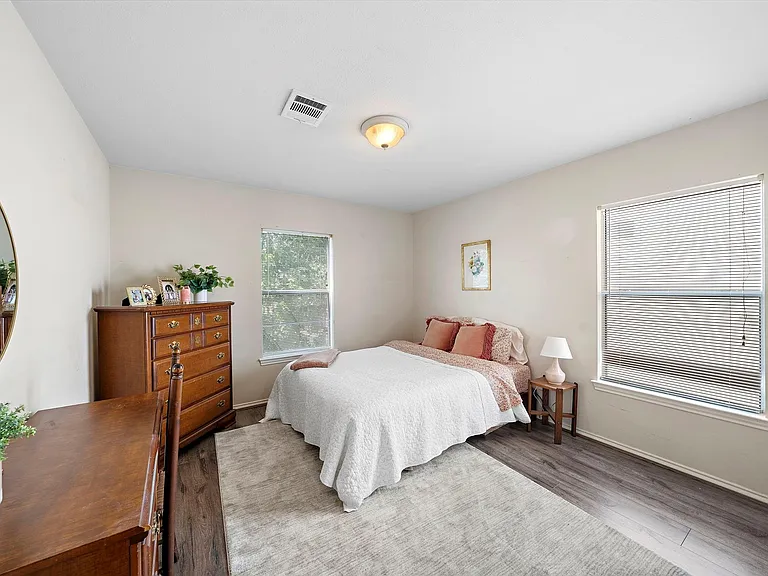 2915 Chenevert St — Photo 10