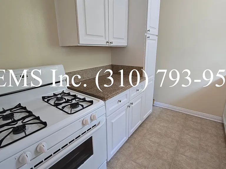 Bright Upstairs 1 Bedroom Apartment w/ Shared Garage Parking — Photo 8