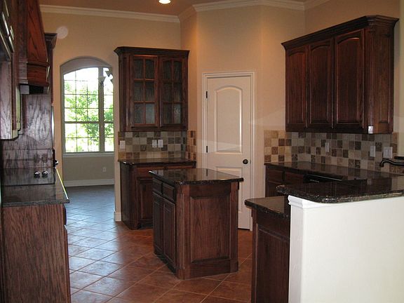 Kitchen, Granite Counters, Custom Cabietry, Tile Flooring