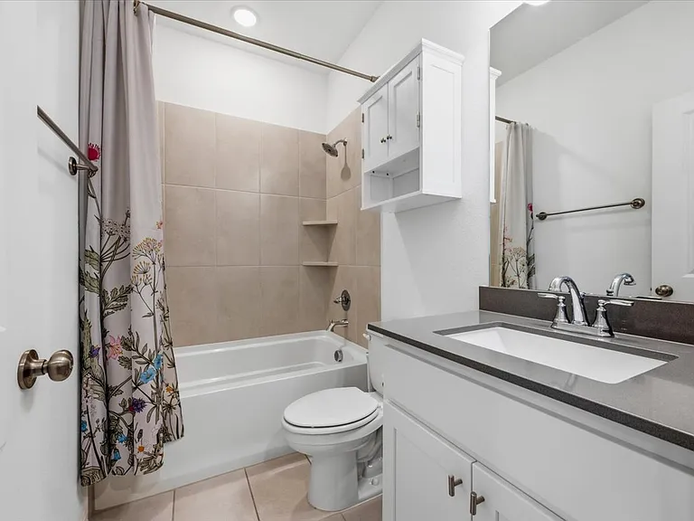 901 Utica Dr — Photo 12