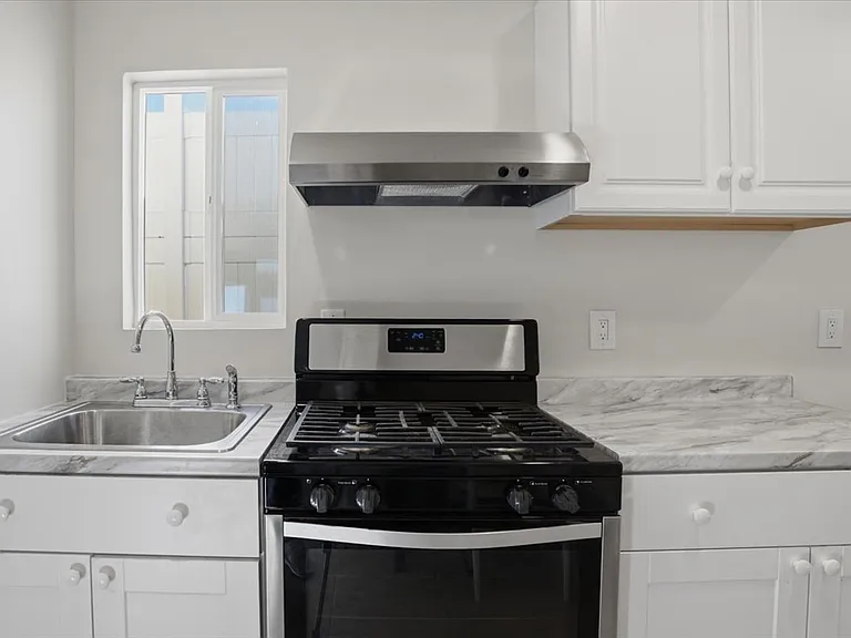 7542 White Oak Ave — Photo 6