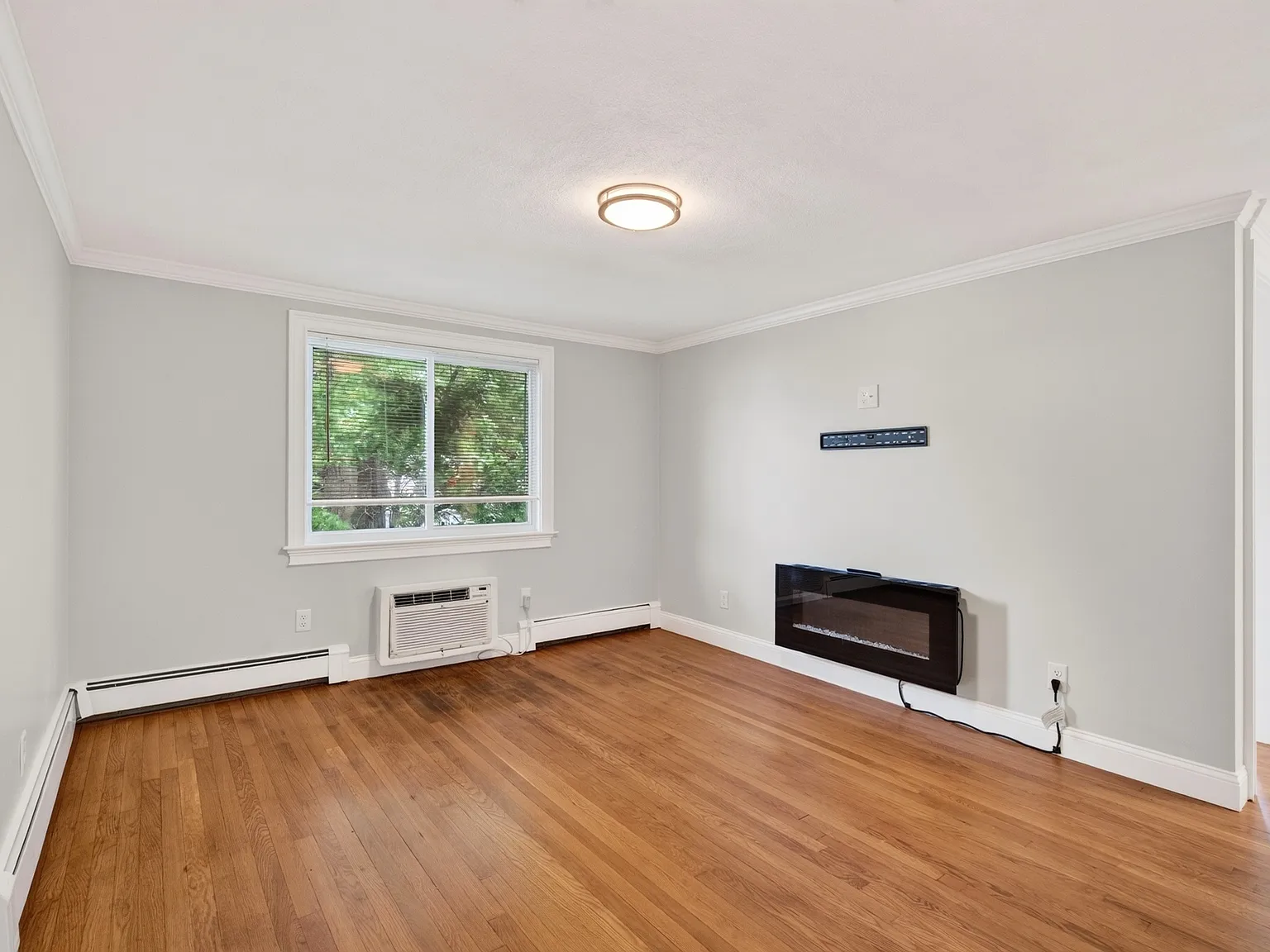 2 bed, 750 sqft, $2,400 — Photo 3