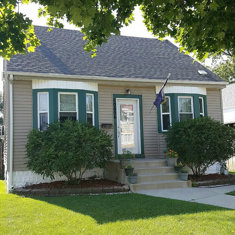 10806 S Whipple St photo 1