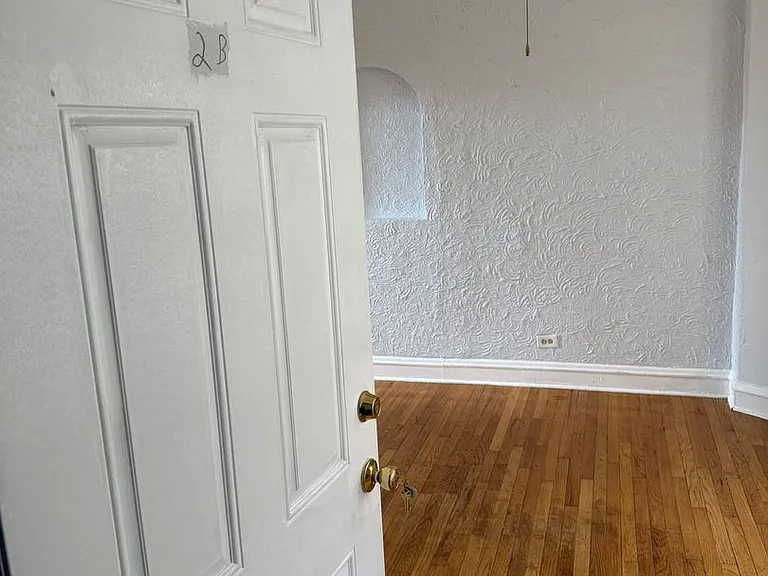 SPACIOUS 2 BEDROOM APARTMENTS AVAILABLE — Photo 84