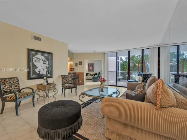 20281 E Country Club Dr APT 305, Aventura, FL 33180