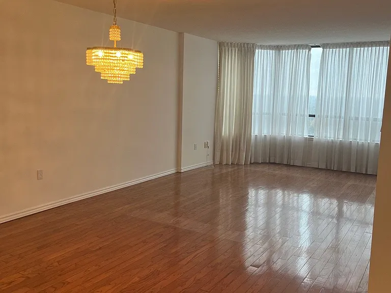 7460 Bathurst St #1706 — Photo 2