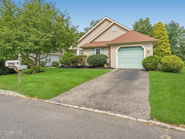 3 Strawberry Lane, Lakewood, NJ 08701
