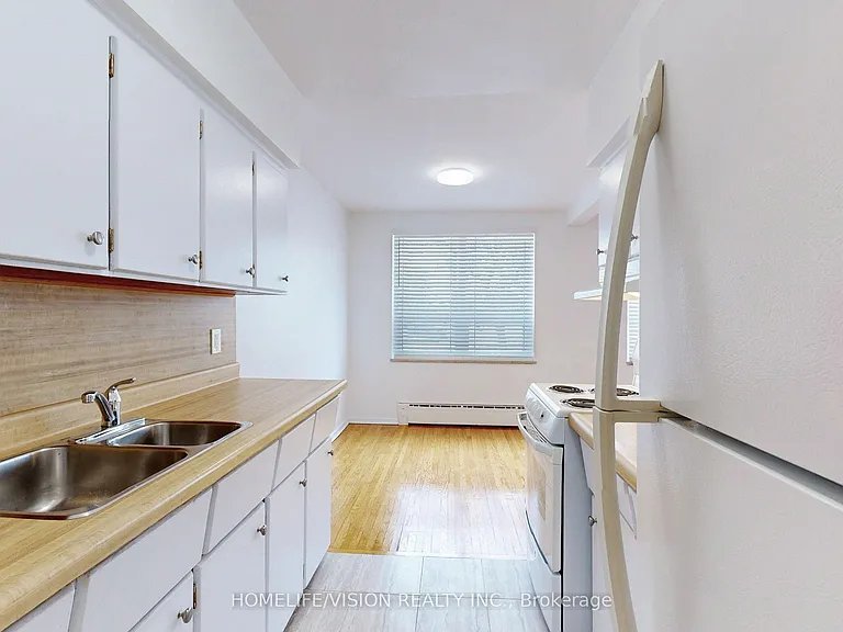9901 Yonge St #4 — Photo 20