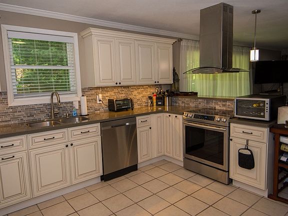 5th image of 18305 Gardenia Dr