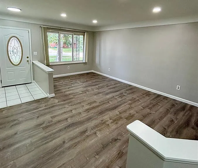 11304 Hemlock Dr — Photo 2