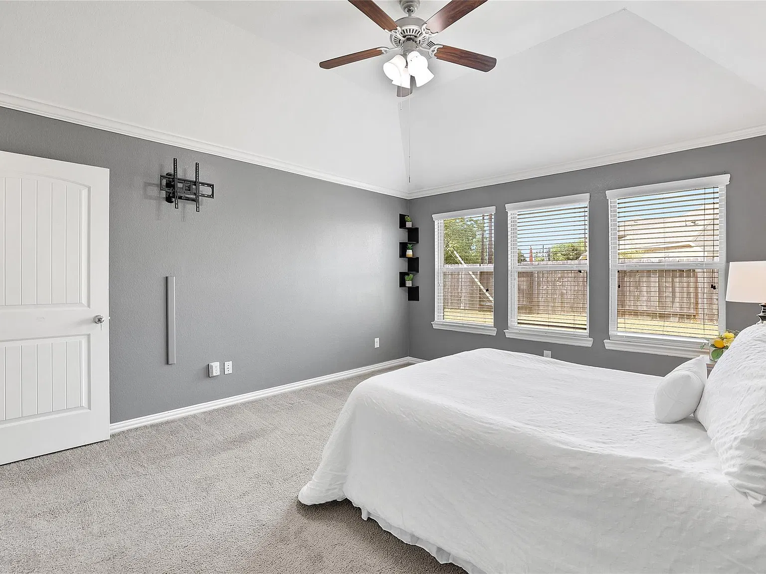 3 bed, 2.0 bath, 1854 sqft, $2,250 — Photo 2