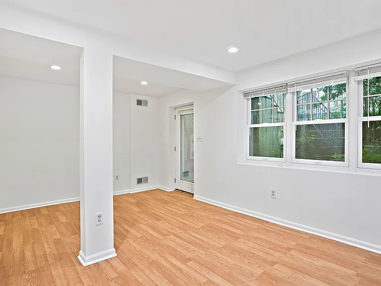 2641 Woodley Pl NW — Photo 6