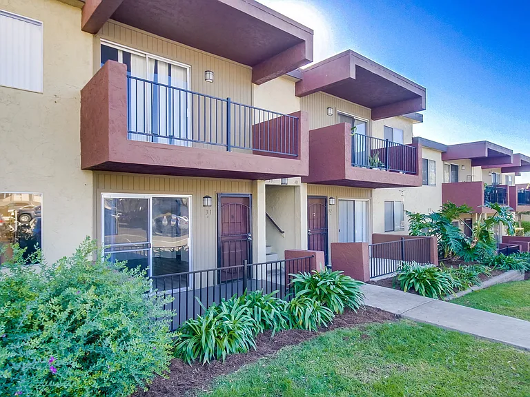 Mesa Vista Apartment Homes — Photo 9