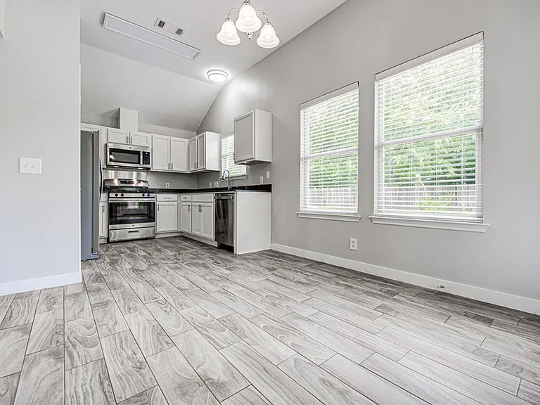 1302 Crete Ln — Photo 9