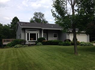 9585 Lakeview Ln, Chaska, MN 55318