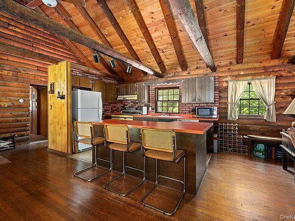 4th image of 284 Hall Hill Road