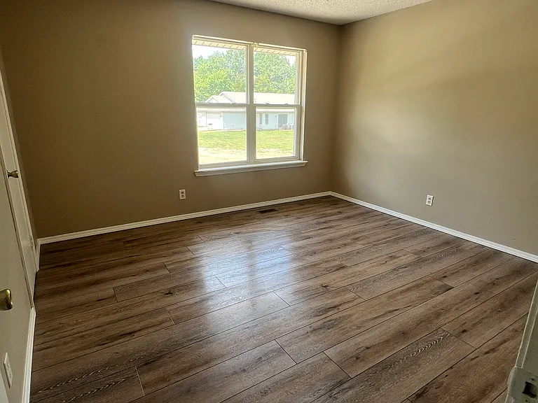 880 N Lola Ln — Photo 7