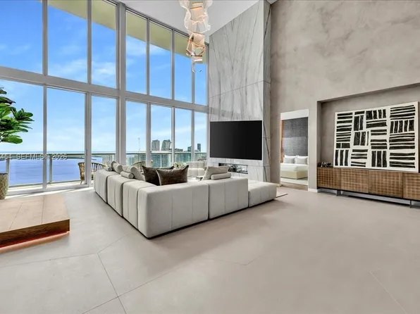 888 Biscayne Blvd #Penthouse 5704, Miami, FL 33132