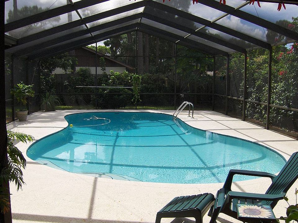 Screened pool