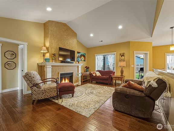 4th image of 817 NE Bunky Lane