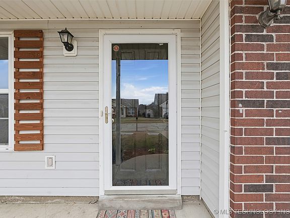 4th image of 272 Fairlane Pl