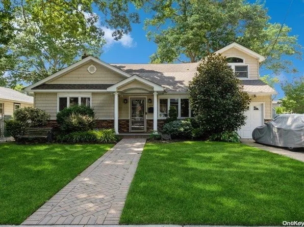 1414 Whittier Avenue, Merrick, NY 11566