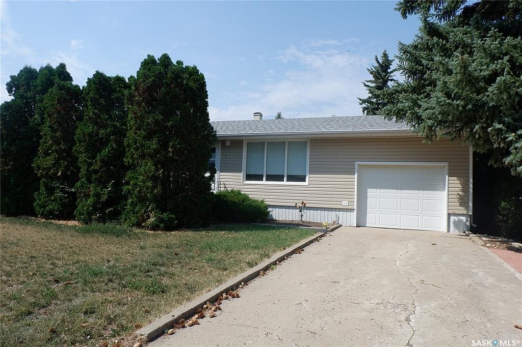 722 3rd STREET E, Assiniboia, SK S0H 0B0 MLS SK942654 Zillow