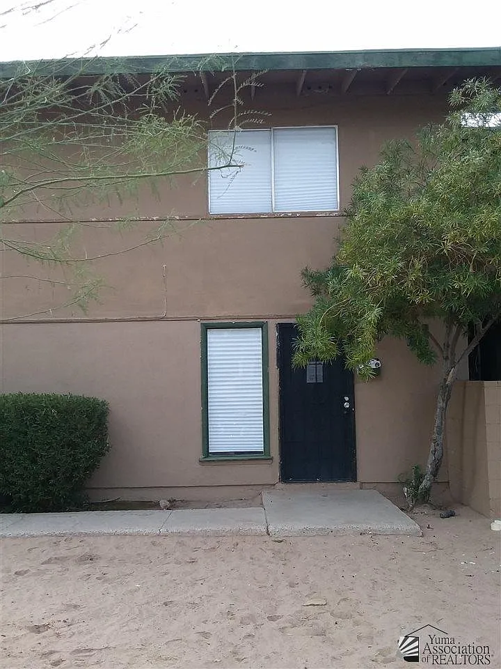 2 bed, 1.5 bath, 900 sqft, $950 — Photo 1