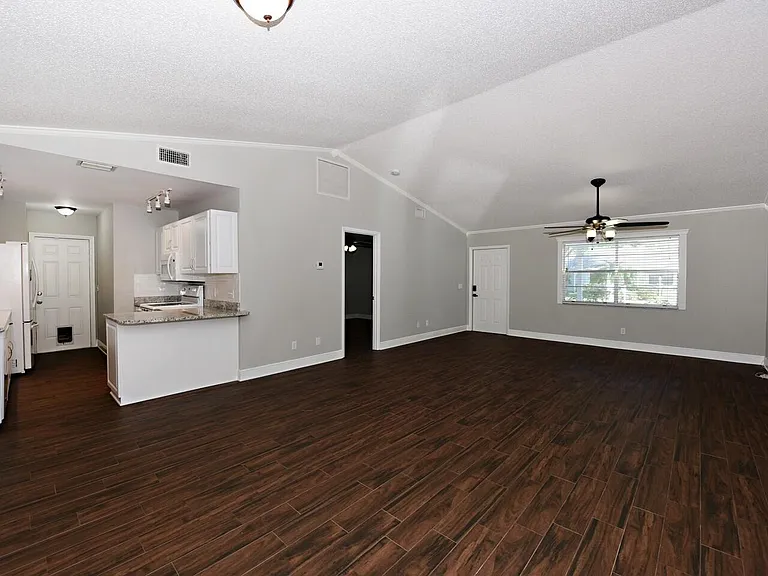 598 NE Maranta Terrado — Photo 4
