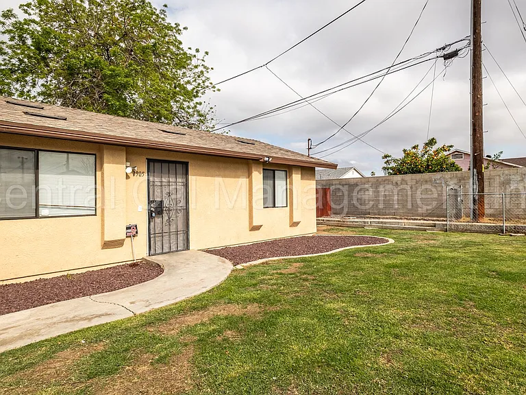 1905 McCray St — Photo 2