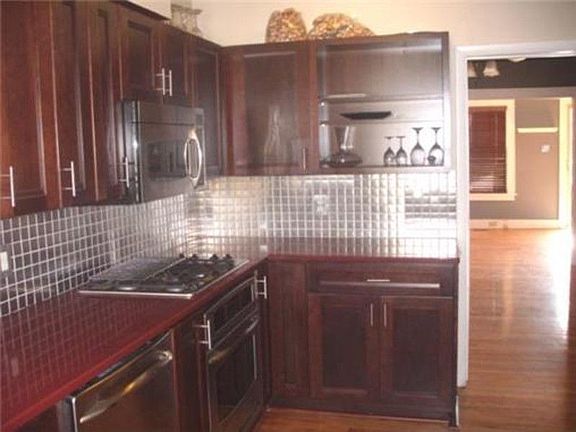 4th image of 828 W 40th St