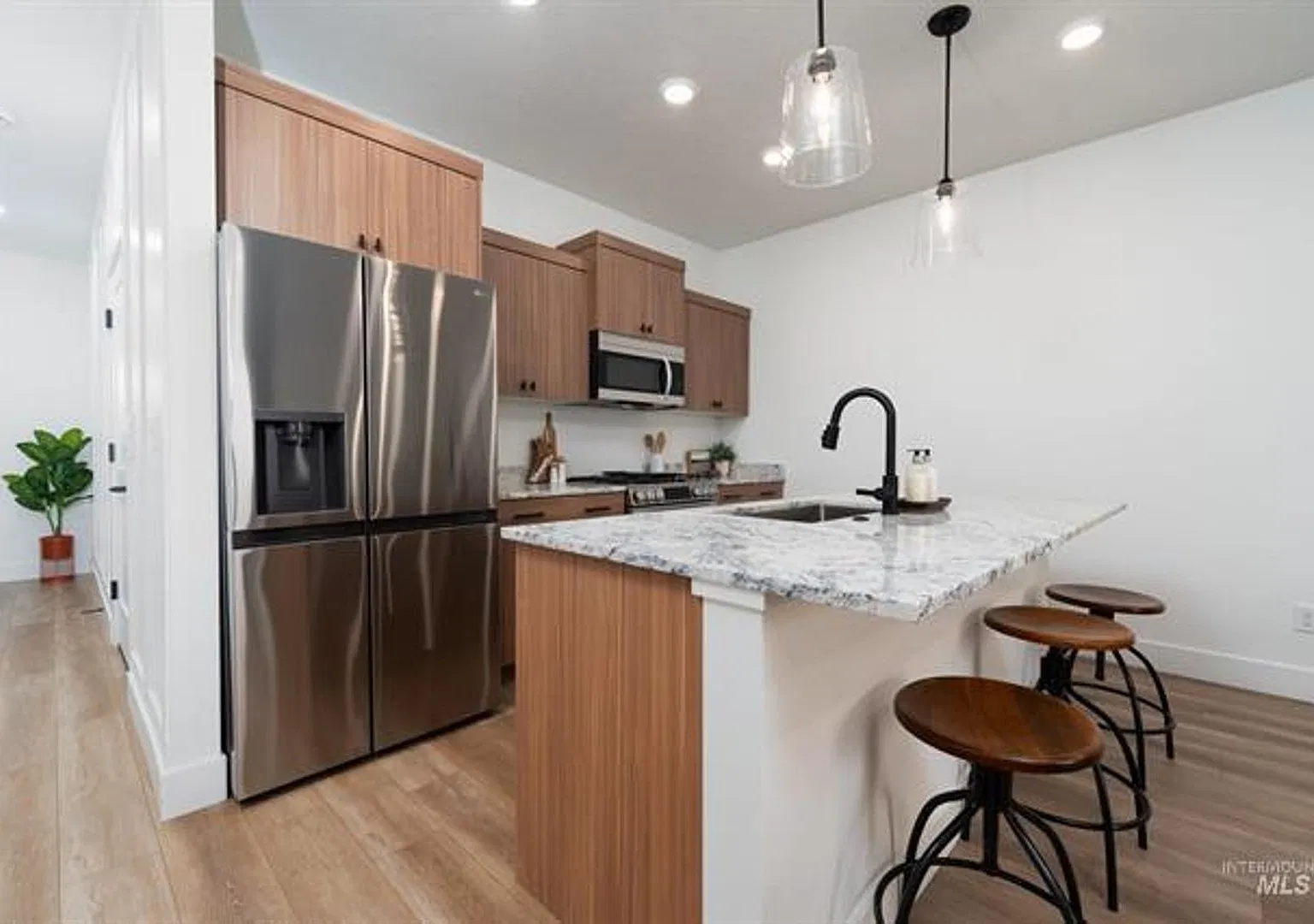 Gorgeous Townhouse with 2 Master Bedrooms!! Prefer a 6 Month Lease! — Photo 4