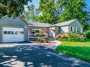 67 Iroquois Rd, West Hartford, CT 06117