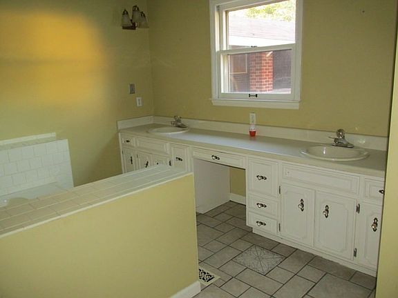 4th image of 406 Irongate Blvd