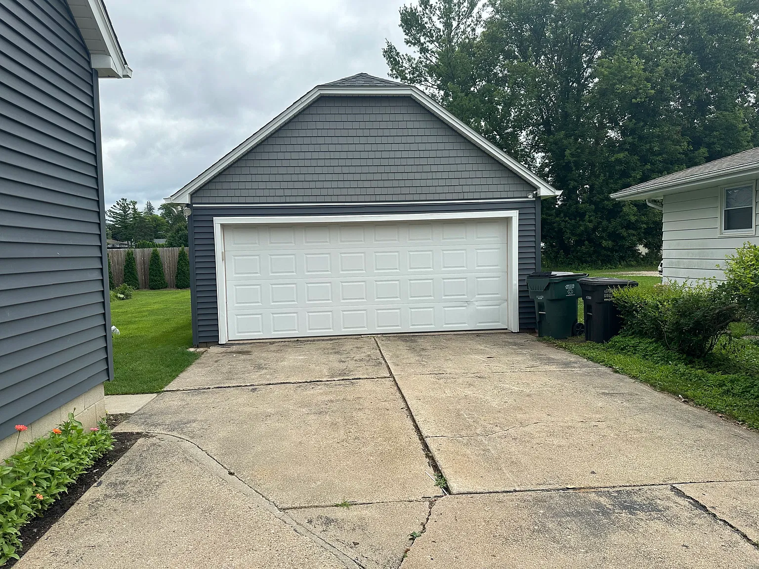 Spacious 3 Bedroom House in Downtown Area! — Photo 4
