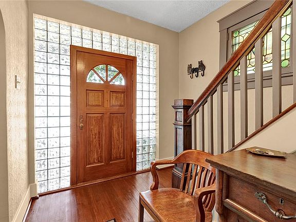 4th image of 270 Glenwood Dr
