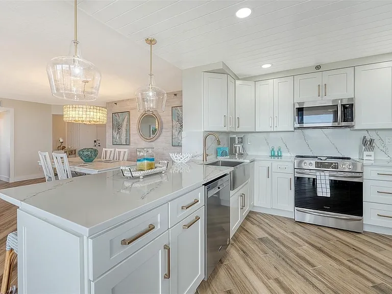Bahia Del Mar Cir — Photo 6