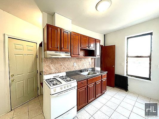 2nd image of 709 Henry St APT 2R