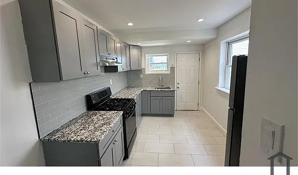 3 bed, 1000 sqft, $2,500 — Photo 1