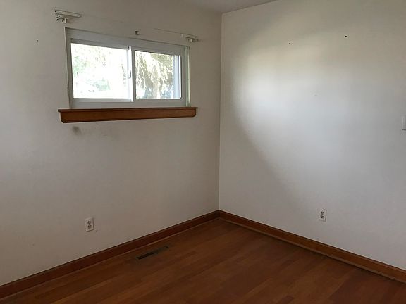 4th image of 330 Holt Ln