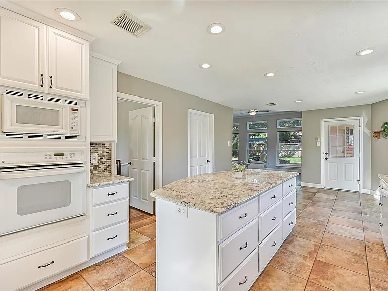 513 Meadow Bend Dr — Photo 12
