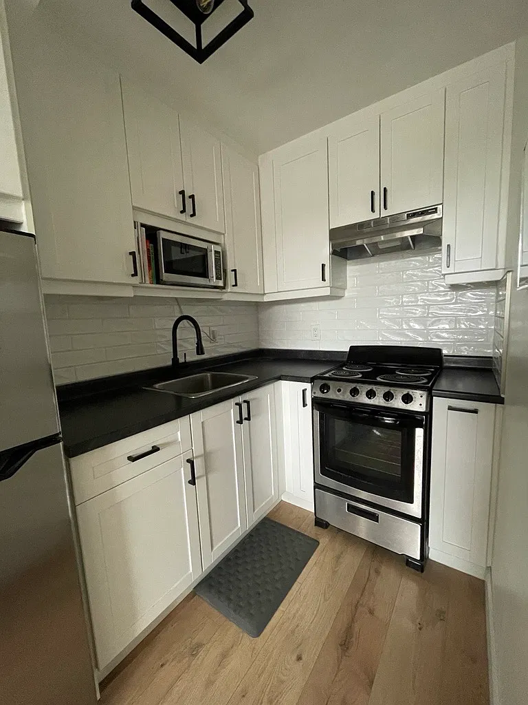 150 Charlton Ave E — Photo 4