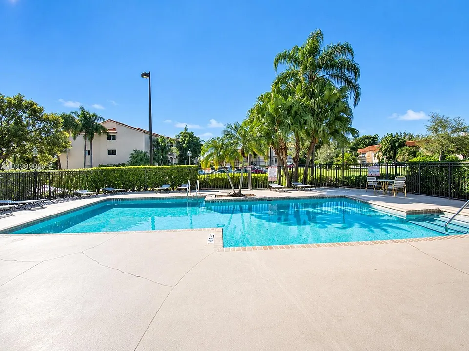 3330 Pinewalk Dr N #1616