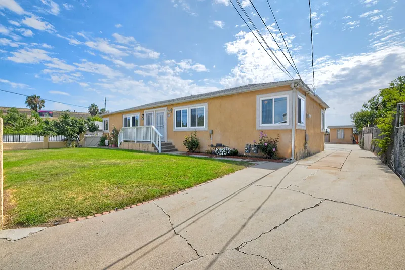 Charming 2-Bed, 1-Bath Home with Spacious Backyard — Photo 2