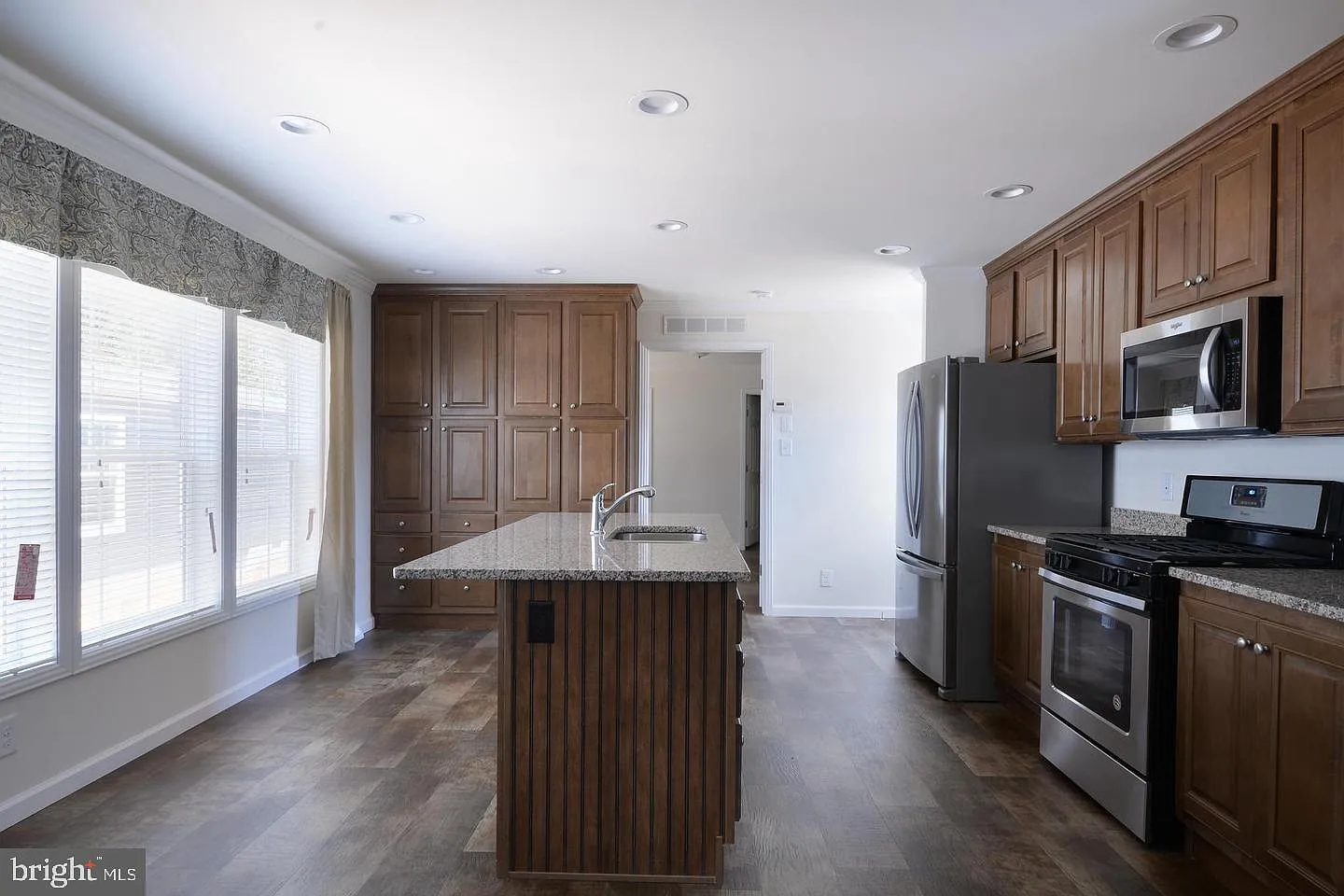 2 bed, 2.0 bath, 1168 sqft, $1,800 — Photo 2