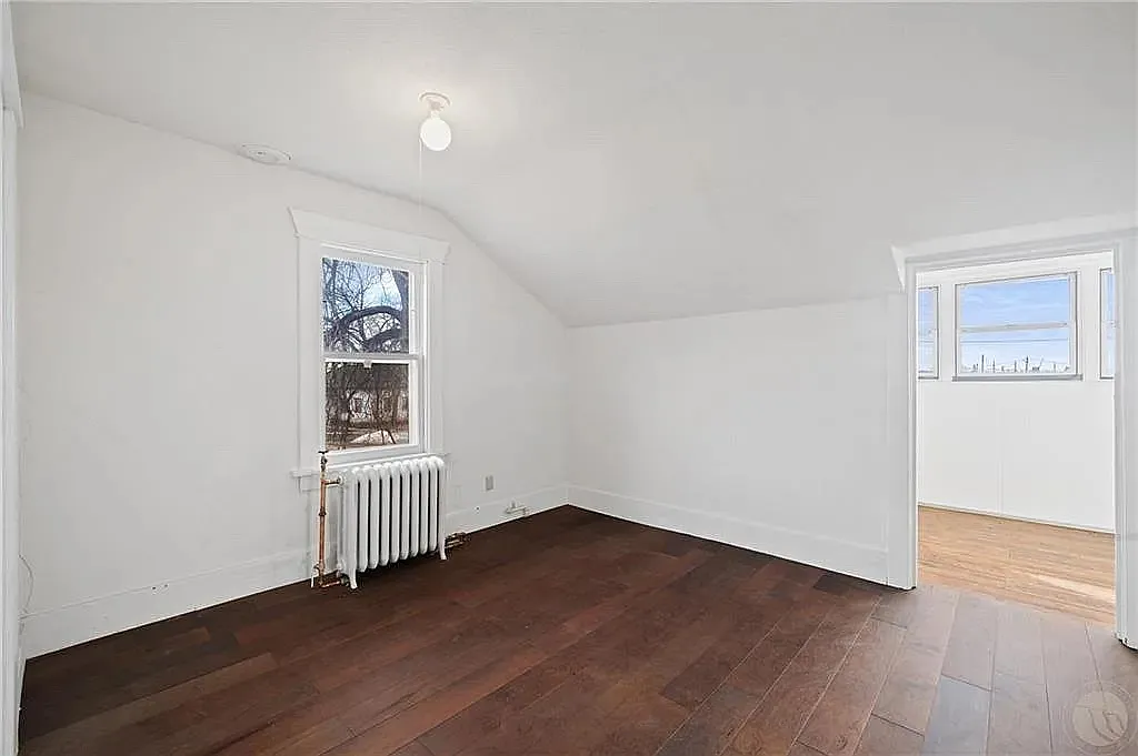 219 E 1st St — Photo 3