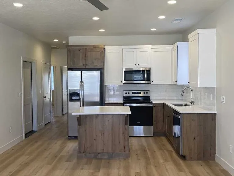 Bedford 619 E Freedom Way — Photo 5
