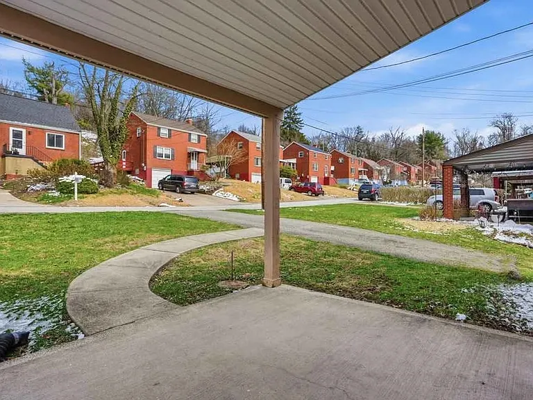 1219 Circle Dr — Photo 2
