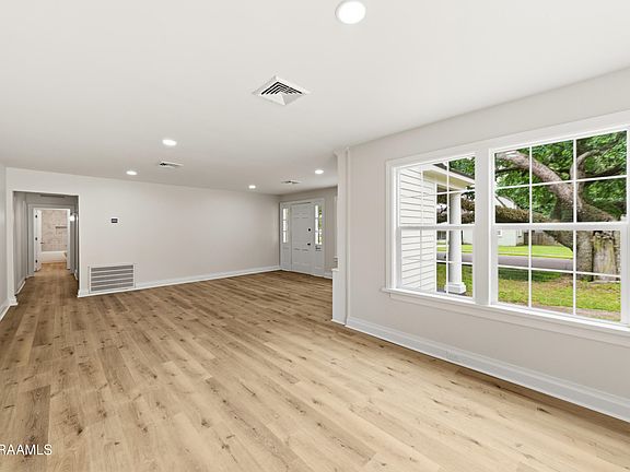 5th image of 210 Country Club Dr